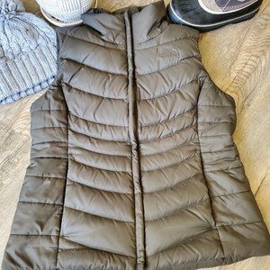 Hardly Worn North Face Down Vest in Olive Green L